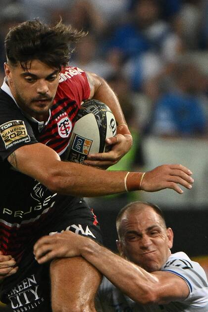 Y no todo es juego de ataque en el ex back de CUBA: a sus 36 años, su aporte defensivo es valioso; en este caso tacklea al gran Romain Ntamack, en la semifinal de Castres con Toulouse.