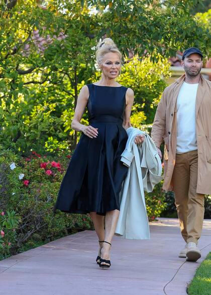 Y Pamela Anderson siguió de gira. La estrella lució un elegante vestido negro de cuello alto y recto y falda amplia para una aparición en el programa Jimmy Kimmel Live!