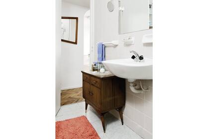 Y para los que se animan a jugar, un vieja mesita de luz puede transformarse en un mueble de baño, ideal para guardar cosas y darle un toque cálido al cuarto de baño