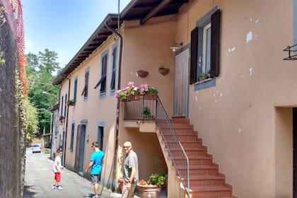 "Y por más bonito que parezca el paisaje o el caserío del lugar donde naciste en este mundo, el destino es lo que cada uno quiere que sea o busque para que sea..."