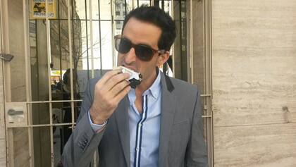 Y se lo esta comiendo no más