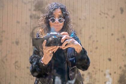 "¿Y si la foto la saco yo?", parece decir Patricia Sosa jugando con la cámara