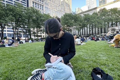 “Y todos estamos un poco corriendo todo el tiempo. Pero lo que estoy aprendiendo cada día acá es a disfrutar de los pequeños momentos. De salir a la calle ver los edificios y recordarme que acá estoy viviendo y cumpliendo un sueño personal y de muchos”.