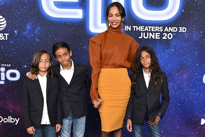Ya alejada de todas las polémicas y las críticas que despertó el inclasificable film Emilia Pérez, Zoe Saldaña asistió junto a sus hijos, los gemelos Cy Arido y Bowie Ezio, y el más pequeño de la familia, Anton Hilario, al estreno mundial de Elio, el nuevo film de Disney y Pixar