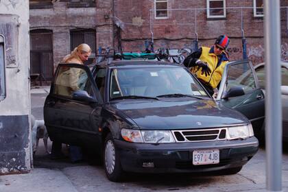 Ya casados, en enero de 1998, suben al auto en un estacionamiento cercano a su loft, después de pasear con Friday, su perro.