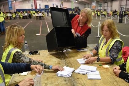 Ya comienzan a contar los votos en Escocia