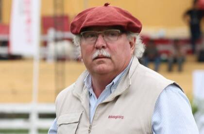 Ya dentro de la asociación, Fernández Pazos se hizo cargo de la revista de Brangus, ahí, encontró un espacio para destacarse con su pluma, escribiendo además de artículos técnicos, dar vuelo a esas crónicas de todo eso que sucedía en la raza, con los criadores y los cabañeros de quienes conocía hasta sus apodos