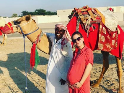 Ya embarazada, paseando en camello por el desierto en Dubai.