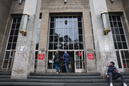“Ya empezamos a restringir los servicios de seguridad, limpieza, licitaciones para compras de medicamentos y honorarios para anestesistas", confirmó Melo