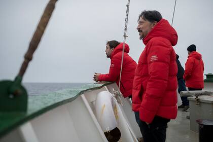 Ya en cubierta, Bardem se fundió en un abrazo con su hermano Carlos, con quien está filmando un documental sobre la situación de la Antártida y el Ártico