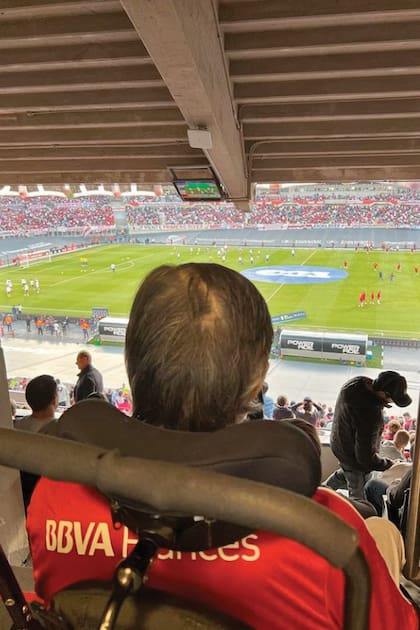 “Ya en la cancha” publicó el ex senador junto a esta imagen en sus redes sociales, donde se muestra muy activo.