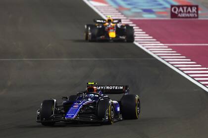 Ya en plena carrera, Colapinto tomó ventaja contra Pérez en las primeras vueltas, pero el mexicano no se alejó demasiado; según declaró después, Checo quería tener lo más libre posible la pista.