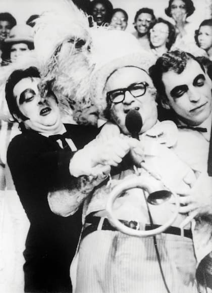 Ya en su exilio y con la banda new wave Joelho de Porco, junto a la megaestrella de la TV brasileña Chacrinha.