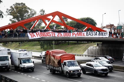 "Ya fundiste 25.000 pymes. Basta Milei", la leyenda de la bandera que se colgó en la General Paz