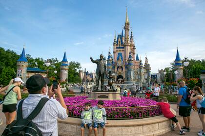 Ya no se podrán tomar selfies en ninguno de los parques de Disney, Florida.