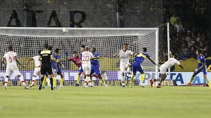 Ya partió el cabezazo de Cóccaro para el 1-0 de Huracán, incluida una respuesta lenta de Rossi