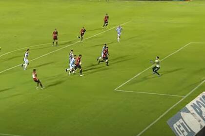 Golazo al Decano: exquisita definición Pulga Rodríguez sobre Lucchetti