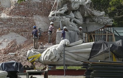 El Monumento a Cristóbal Colón, recostado en el piso