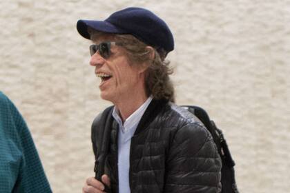 Ya repuesto de sus problemas de salud, Mick Jagger es fotografiado al bajar del avión en Nueva York, donde celebró el Día del Padre