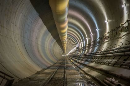 El túnel mide 10,4 metros de diámetro y es revestido con planchas de hormigón que se fabrican en una planta en Haedo