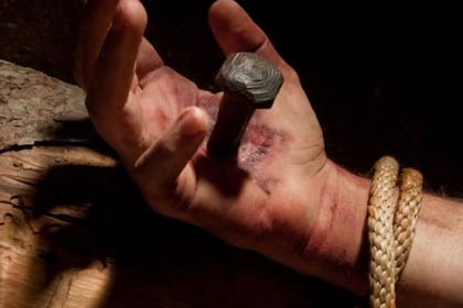 En los relatos de los evangelistas sobre la crucifixión de Jesús no se menciona el modo en que fue sostenido en la cruz: algunos señalan que se hizo con sogas, pero la versión más extendida entre los cristianos fue que se hizo a través de clavos