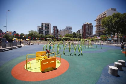 El proyecto transforma completamente una zona central de Once, al convertir una manzana en un parque abierto con una amplia área de juegos infantile