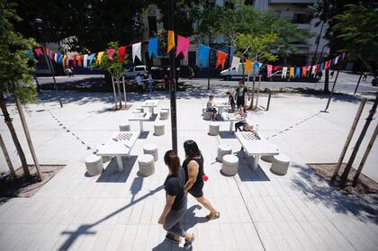 El proyecto transforma completamente una zona central de Once, al convertir una manzana en un parque abierto con una amplia área de juegos infantiles