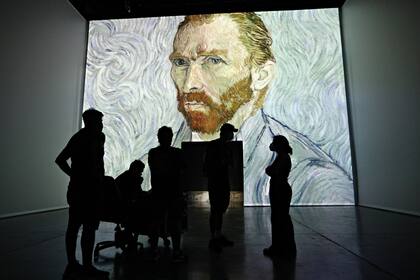 Ya se realizan las primeras pruebas de los autorretratos de Van Gogh proyectados sobre la pantalla