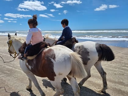Ya sea al trote por la orilla del mar o en un pausado paseo en carruaje entre los pinos, las cabalgatas logran detener el tiempo de las vacaciones