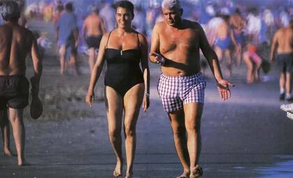 Yabrán paseando por la playa de Pinamar; la fotografía de José Luis Cabezas que dio a conocer el rostro del poderoso empresario