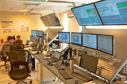 La sala de monitoreo en la gerencia de NOC, en el yacimiento de YPF en Loma de la Lata, Vaca Muerta