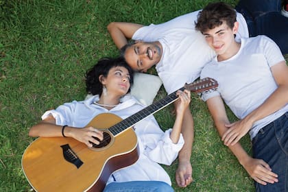 Yaco, el único que vive en Buenos Aires, mano derecha de Jairo en cuestiones profesionales y percusionista de su banda, comparte su amor por la música con sus hijos Juana y Francisco. Juana estudia Diseño de Imagen y Sonido y es modelo, y Francisco todavía va al colegio.