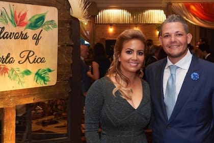 Yadier y su esposa, en una gala de su fundación que recaudó fondos para asistir a las víctimas del Huracán María