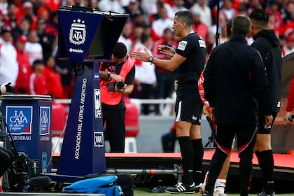 Yael Falcón Pérez obsrrva la jugada que, instantes después y tras la intervención del VAR, derivará en el penal con el que Belgrano llegará al empate.