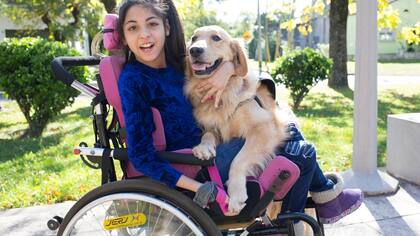 Yael Mercado, con su perra Penélope