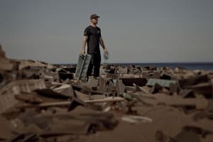 Las impactantes imágenes de la contaminación en las playas patagónicas y la maniobra que la genera