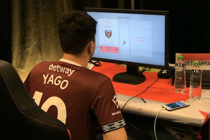 Cuatro meses después de firmar con West Ham, en febrero de 2020 Fawaz se volvió el primer argentino en clasificarse para la ePremier League.