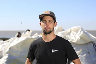 Yago, el joven deportista que moviliza a la gente para limpiar la costa del río