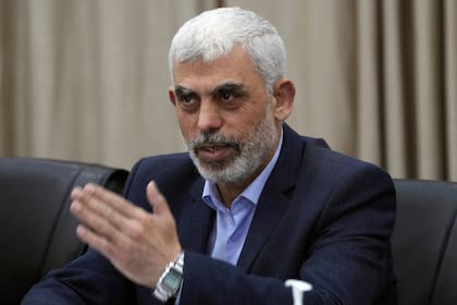 Yahya Sinwar, líder de Hamas en Gaza, saluda a sus simpatizantes durante un encuentro de dirigentes de facciones palestinas, el miércoles 13 de abril de 2022, en Ciudad de Gaza, Franja de Gaza.