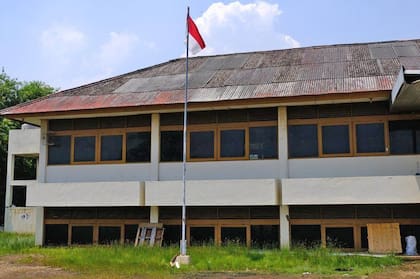 La planta baja de este edificio de oficinas abandonado queda bajo tierra