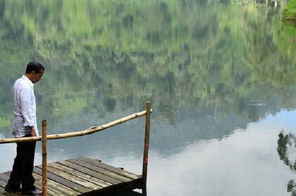 El presidente Joko Widodo sostiene que se tardará años para limpiar los ríos de Yakarta