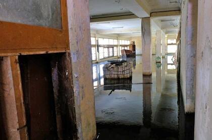 Agua estancada en la planta baja
