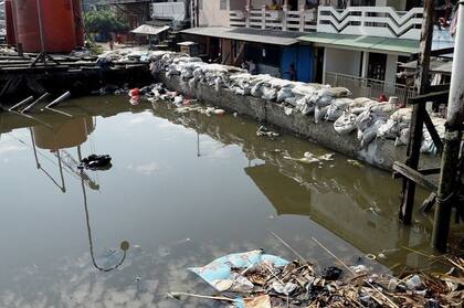 Las casas que en una época tenían vista al mar, ahora tienen un dique enfrente