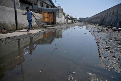 A pesar de las grandes murallas el agua filtra a través del suelo lo que la hace imposible de contener