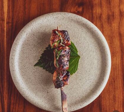 Yakinilo se especializa en yakitoris (brochetas de pollo asadas a las brasas y servidas con salsas o acompañamientos simple), un clásico de la street food japonesa.