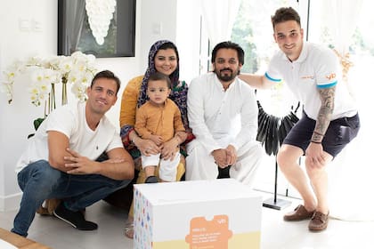 Los socios argentinos con sus clientes en Dubai; ampliarán la cobertura del servicio.