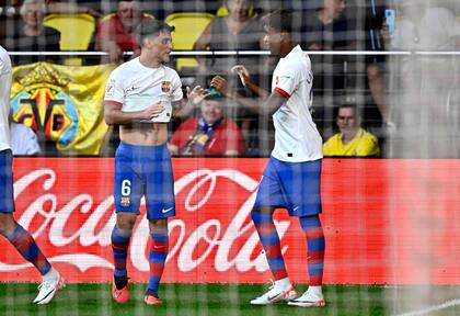 Yamal celebra con Gavi luego de asistirlo para marcar el 1 a 0 de Barcelona ante Villarreal