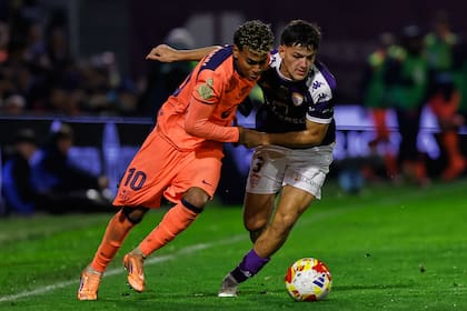 Yamal en el tipo de fútbol en el que es realidad y promesa mundial, con el escudo de Barcelona, en un partido por Copa del Rey; a los 18 años, el delantero anduvo cerca de un récord de Messi en la temporada.