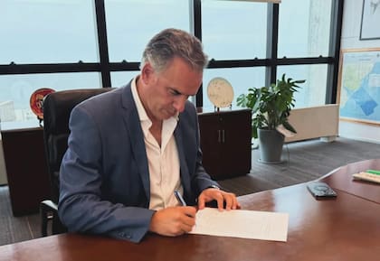 Yamandú Orsi firmó el decreto reglamentario