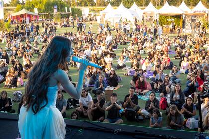 Yami Safdie cerró la jornada del domingo en el escenario central Flux.